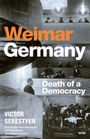"Weimar Germany: Death of a Democracy" von Victor Sebestyen. Foto von Personen in einem Restaurant.