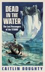 "DEAD IN THE WATER. The Lost Passengers of the TITANIC. Caitlin Doughty." Illustration: Skelett über einem sinkenden Schiff.