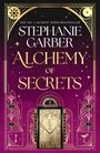 "Stephanie Garber - Alchemy of Secrets" in gold auf lila Hintergrund, verziert mit Art-déco-Mustern und Goldlinien.