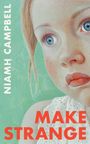 Text: „NIAMH CAMPBELL” links und „MAKE STRANGE” unten. Illustration eines Mädchens mit großen, blauen Augen auf grünem Hintergrund.