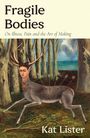 „Fragile Bodies“, „On Illness, Pain and the Art of Making“. Hirsch mit Frauengesicht, Körper von Pfeilen durchbohrt in einem Wald.