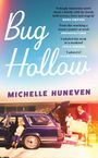 Texte: "Bug Hollow", "MICHELLE HUNEVEN", Zitate von Mona Simpson, Ann Napolitano, Leslie Jamison, Claire Lombardo. Illustration: Menschen packen Auto.