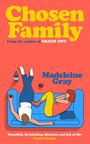 "Chosen Family" von Madeleine Gray. Illustration: Zwei Personen entspannen auf einem blauen Sofa mit Wein.