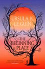 „Ursula K. Le Guin, The Beginning Place.“ Silhouette eines Baumes vor einem leuchtenden Sonnenhintergrund.