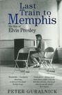"Last Train to Memphis: The Rise of Elvis Presley. Peter Guralnick." Schwarz-Weiß-Foto eines Mannes am Klavier.