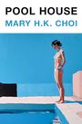 "POOL HOUSE MARY H.K. CHOI." Eine Frau im Bikini steht neben einem blauen Pool, in einem stilisierten, farbigen Gemälde.