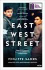 Titel: EAST WEST STREET. Autor: PHILIPPE SANDS. Oben Zitate von John le Carré, Antony Beevor, Elif Shafak. Hintergrund: unscharfe Personen.