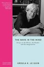 „THE WAVE IN THE MIND: Essays on the Writer, the Reader and the Imagination“ von Ursula K. Le Guin. Schwarzweißfoto einer Frau.