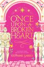 "Once Upon a Broken Heart". Zwei gerüstete Ritter neben dekorativen Säulen, umrahmt von pink und goldenen Sternen.