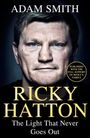 Text: Adam Smith, Ricky Hatton, The Light That Never Goes Out. Nahaufnahme eines ernsten Gesichts, dunkler Hintergrund.