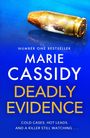 Text: Bestseller, Marie Cassidy, Deadly Evidence, Cold cases. Hot leads. Killer watching. 
Hintergrund: goldene Kugel auf blauem Grund.