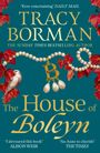 „Tracy Borman: The House of Boleyn“. Rote Blätter, Perlenkette mit „B“ Anhänger, Vogel sitzt auf einem Ast.