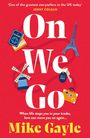 "On We Go" von Mike Gayle. Illustration mit Eiffelturm, Reisepass, Windmühle, Hotelschlüssel und Koffer.