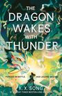 "The Dragon Wakes with Thunder" steht in großen weißen Buchstaben. Ein Drache und eine kämpfende Person dominieren die Illustration.