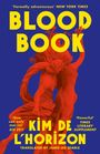 Text: "BLOOD BOOK", "KIM DE L’HORIZON", "Formally adventurous" - NEW YORK TIMES. Illustration mit roten Figuren auf blauem Hintergrund.