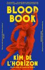 „BLOOD BOOK“, „KIM DE L'HORIZON“, rote Statue auf blauem Hintergrund, übersetzt von Jamie Lee Searle. Zitate von TLS, DIE ZEIT.