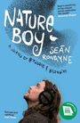 „NATURE BOY“, Seán Ronayne, „A JOURNEY OF BIRDSONG & BELONGING“. Ein Mann mit Kopfhörern schaut nach oben.