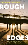 Text: "NATASHA CARTHEW", "ROUGH EDGES", "Where Land Meets Water, the Untold Stories of Coastline Communities". Eine Person unter einem Pier im Sonnenaufgang. Vögel fliegen.