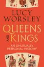 LUCY WORSLEY. QUEENS AND KINGS. AN UNUSUALLY PERSONAL HISTORY. Spielkarten mit Königinnen und Königen auf rotem Hintergrund.
