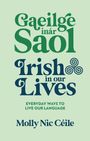 Text: „Gaeilge inár Saol“, „Irish in our Lives“, „EVERYDAY WAYS TO LIVE OUR LANGUAGE“, „Molly Nic Céile“. Grüner Hintergrund, dekorative Schrift.