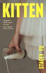 "KITTEN" und "STACEY YU" in gelb. Rezension von Lucy Rose. Hand hält Glas, aus dem Milch fließt. Vintage Kleid.