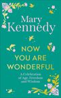 "Mary Kennedy. NOW YOU ARE WONDERFUL. A Celebration of Age, Freedom and Wisdom." Grüner Hintergrund mit floralen Verzierungen.