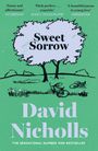 „Sweet Sorrow“ von David Nicholls. Drei Zitate von Guardian, Daily Telegraph, Observer. Illustration: Baum, Fahrräder auf Wiese.