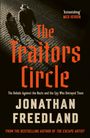 „The Traitors Circle“ von Jonathan Freedland. Zwei Personen gehen auf Kopfsteinpflaster im Schatten.
