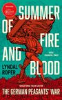 "SUMMER OF FIRE AND BLOOD" oben, "LYNDAL ROPER" und "THE GERMAN PEASANTS' WAR" unten. Eine rote Figur mit Flagge.