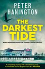 "Peter Hanington. The Darkest Tide. When memories wash up, things can get deadly." Vogel über Pier und stürmischem Meer.