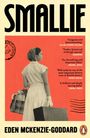 "SMALLIE" oben, Zitate rechts, Namen unten. Frau von hinten mit Koffer und Tasche, Retro-Stil.