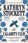 Buchtitel: "The Calamity Club" von Kathryn Stockett. Umschlag mit blauen Blumen und einem fliegenden Vogel.