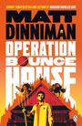 "Matt Dinniman, Operation Bounce House." Ein Mann mit Heugabel vor einem brennenden Scheunenbild, Roboter im Hintergrund.