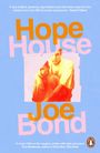 Oben: "A rare, brilliant... experiences" - Gabriel Tallent.  
Text in Mitte: "Hope House Joe Bond".  
Logo: Pinguin.  
Foto: Zwei Personen, eine umarmt die andere.