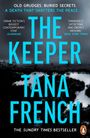 Text: "OLD GRUDGES. BURIED SECRETS.", "THE KEEPER", "TANA FRENCH". 
Ein dunkler, nebliger Wald mit Wasserflächen im Vordergrund.