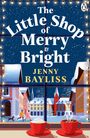 „The Little Shop of Merry & Bright“, Jenny Bayliss. Winterliche Straßenszene mit Schnee, Weihnachtslichtern und roten Tassen.
