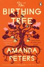 "The Birthing Tree" von Amanda Peters, mit einem stilisierten Baum und einem kleinen Pinguin-Logo auf orangefarbenem Hintergrund.