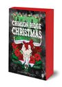 Titel: "A Crimson Ridge Christmas". Autoren: Elliott und Rose. Ein mit Lichtern verzierter Stierkopf mit Schleife und Weihnachtssternen.