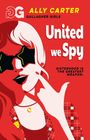 "United we Spy" und "Sisterhood is the greatest weapon." Eine Frau mit Sonnenbrille und Schmuck vor rotem Hintergrund.