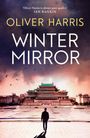 „Oliver Harris: Winter Mirror“. Oben ein Zitat von Ian Rankin. Ein Mann geht auf ein großes asiatisches Gebäude zu.