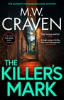 „THE KILLER'S MARK“ von M.W. Craven, Thriller. Enger, dunkler Gassenweg, gelblich beleuchtet.