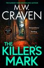Texte: M.W. CRAVEN, THE KILLER'S MARK, "Extraordinary" THE TIMES, Thrilling MICK HERRON. Bild: Dunkle, enge Gasse mit Laterne.