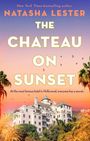 "NATASHA LESTER: THE CHATEAU ON SUNSET. At the most famous hotel in Hollywood, everyone has a secret."  
Ein Hotel vor einem Sonnenuntergang.