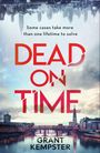 Text: „Some cases take more than one lifetime to solve. DEAD ON TIME. GRANT KEMPSTER“. 
Eine Großstadt mit Fluss im Hintergrund.