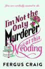 Text: "You are cordially invited to die. I'm Not the Only Murderer at this Wedding. Fergus Craig."
Illustration: Eine Hochzeitstorte mit Messer.