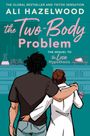 Der Text sagt: "The Two Body Problem", "Ali Hazelwood". Darunter umarmt eine Person in einem schwarzen T-Shirt jemanden im Kittel.