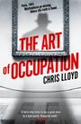 Texte: Paris, 1941. Masterpieces verschwinden. Der Titel "THE ART OF OCCUPATION" in Rot vor einer Schattenfigur.