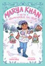 „MARYA KHAN AND THE ABOMINABLE SKI TRIP“. Ein Mädchen im Schnee, umgeben von Bäumen und Hütten, hält ein Tagebuch.
