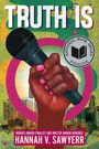 „TRUTH IS“, „NATIONAL BOOK AWARD FINALIST“. Eine Hand hält ein Mikrofon vor einem bunten, urbanen Hintergrund.