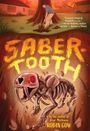"Saber-Tooth", Name "Robin Gow". Junge gräbt neben Baum. Skelett mit Reißzähnen im Boden sichtbar. 